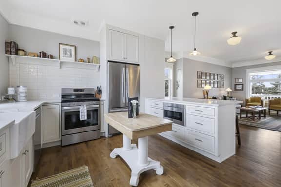 Goyke – Unwind with unmatched lakefront views