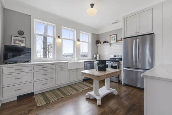 Goyke – Unwind with unmatched lakefront views
