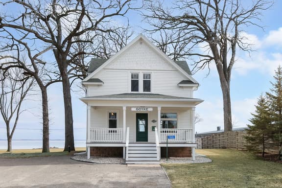 Goyke – Unwind with unmatched lakefront views