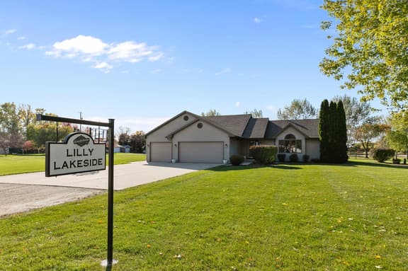 Lilly Lakeside Retreat Near Lake Winnebago – Cozy Fireplaces & Family Fun
